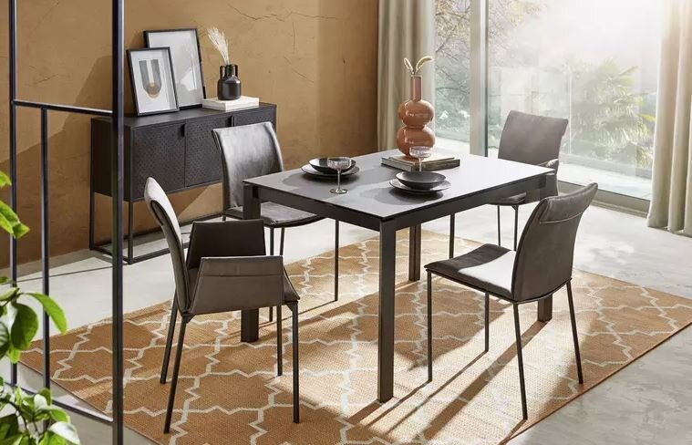 Esszimmer mit modernem Tisch und vier eleganten Stühlen, seitliche Perspektive