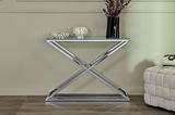 Moderne Konsole mit verchromtem X-förmigem Gestell und Glasplatte, seitliche Perspektive