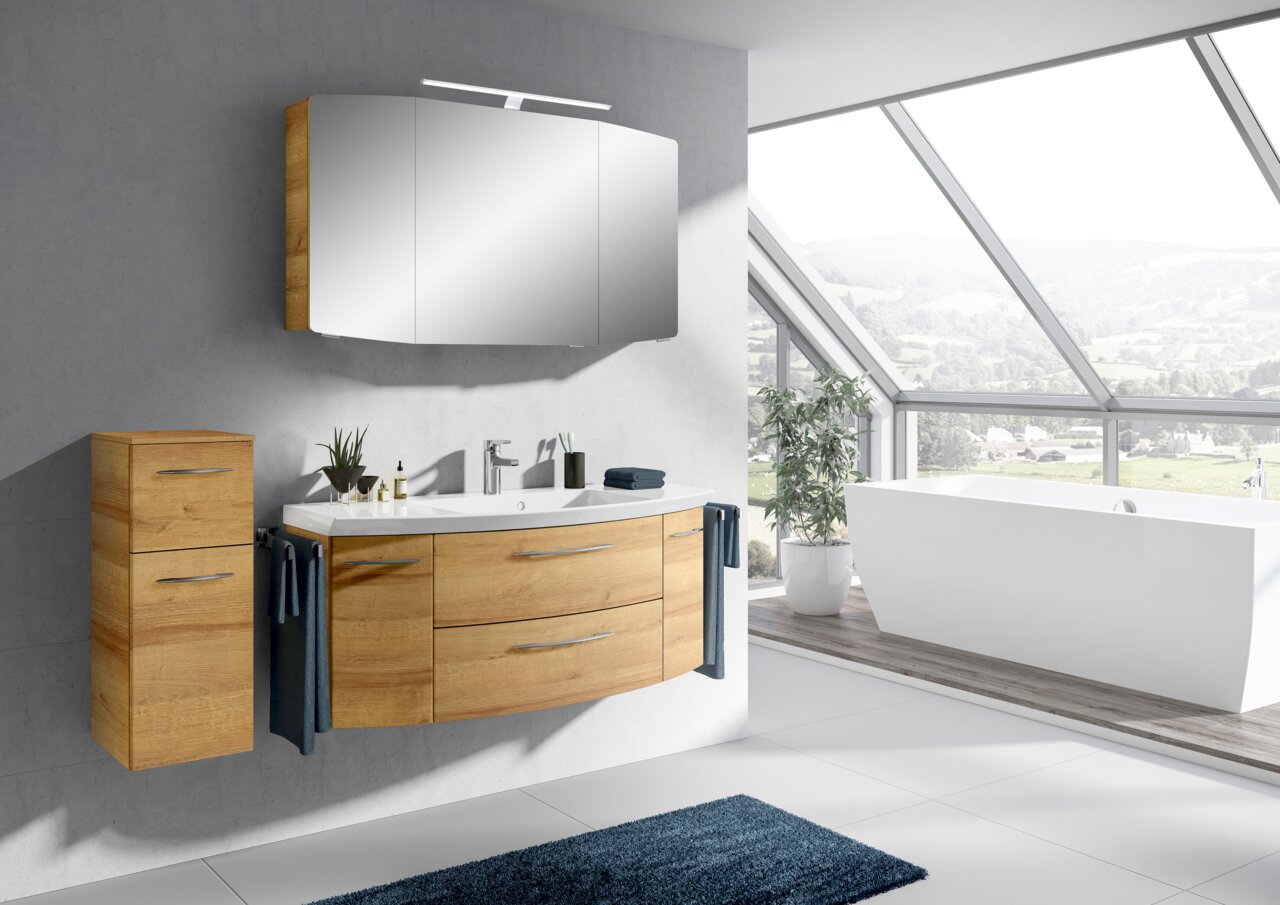 Moderne Badkombination mit Holzoptik, bestehend aus einem Waschtisch mit Spiegel und Schrank, seitliche Perspektive.