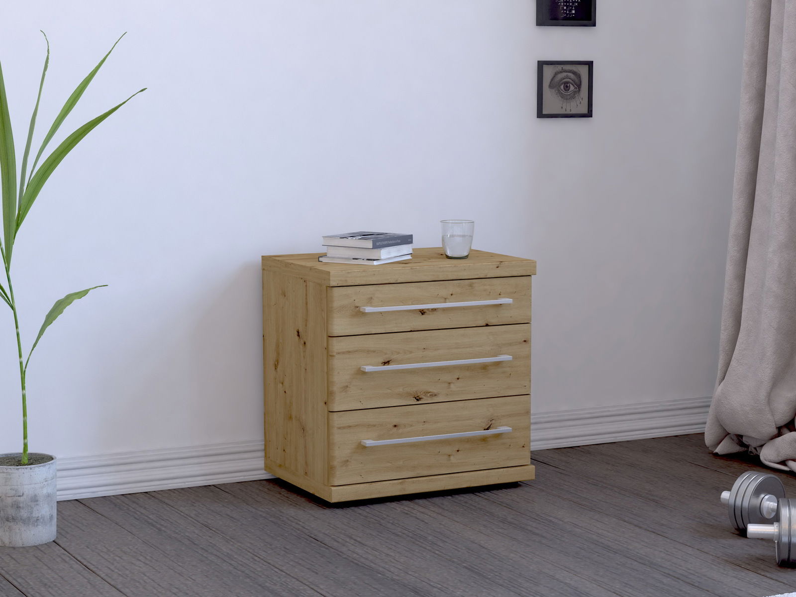 Holz-Nachtkonsole mit drei Schubladen, seitliche Perspektive, dekoriert mit Büchern und einem Glas auf der Oberseite, neben einer Pflanze und Wandkunst.