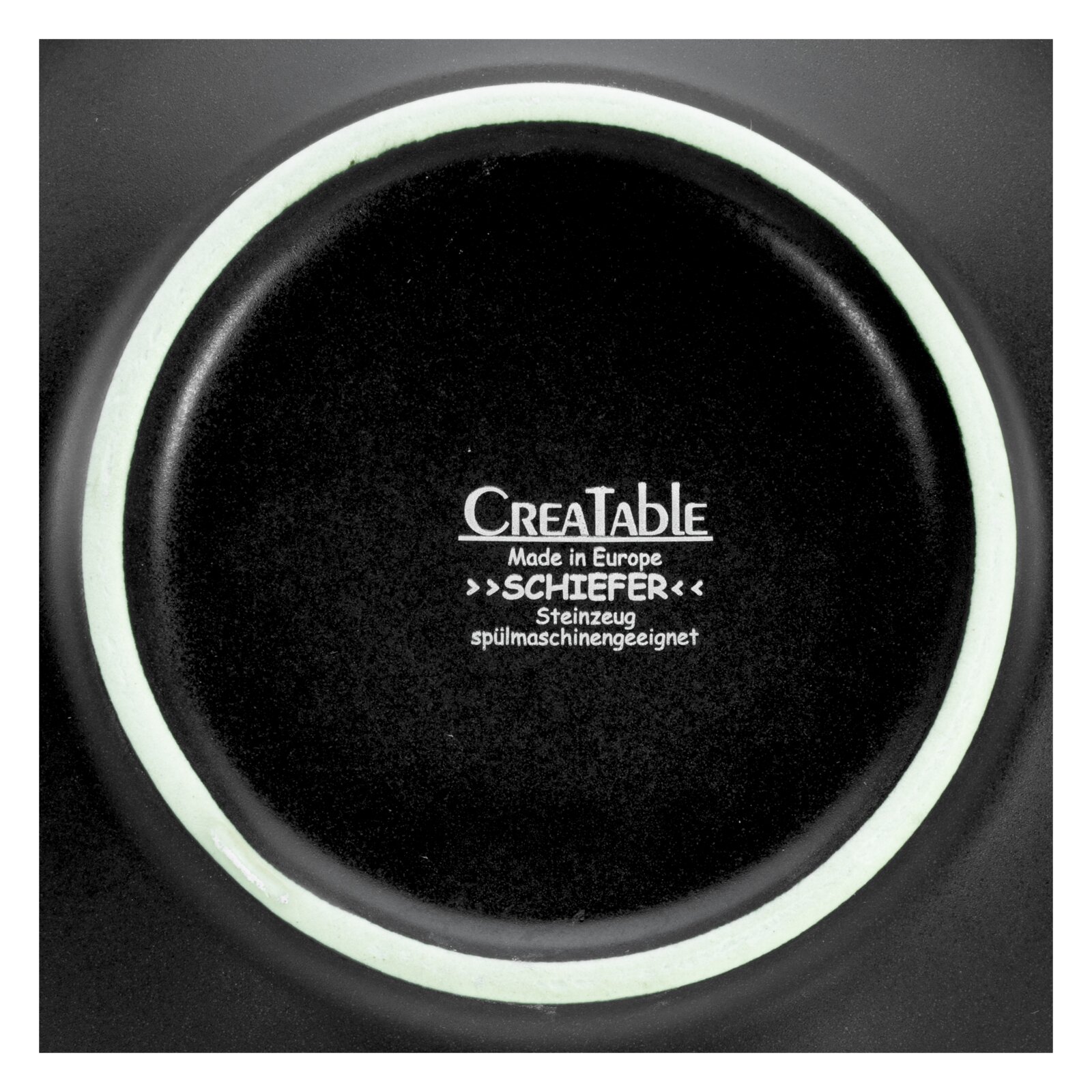 Unterseite eines schwarzen CreaTable Steinzeug-Tellers/Schale aus der Serie „Schiefer“ mit Herstelleraufdruck „Made in Europe“ und Hinweis „spülmaschinengeeignet“, Draufsicht von unten.