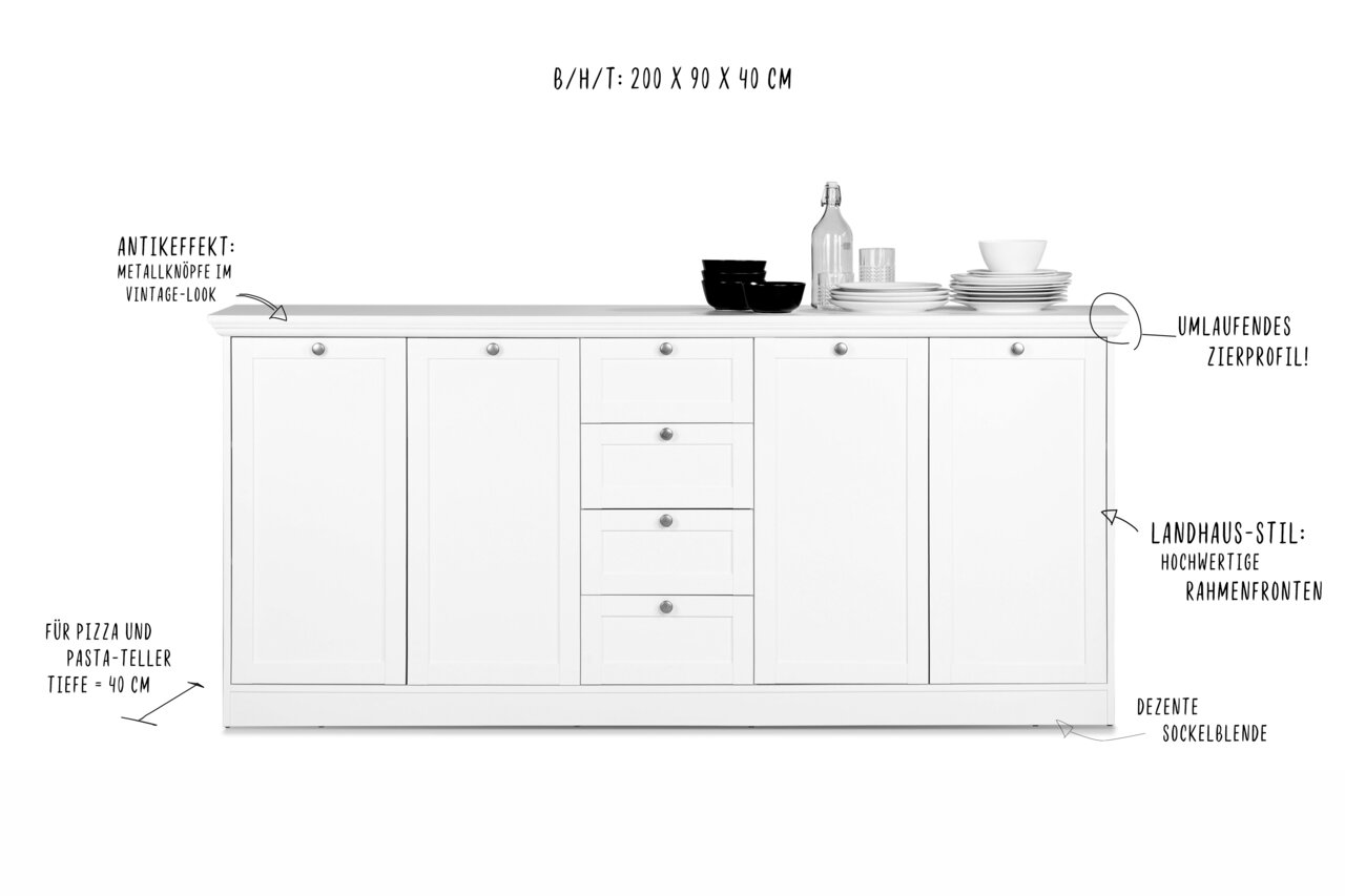Weißes Sideboard im Landhausstil mit umlaufendem Zierprofil, Metallknöpfen im Vintage-Look und dezenten Sockelblenden, frontal abgebildet.
