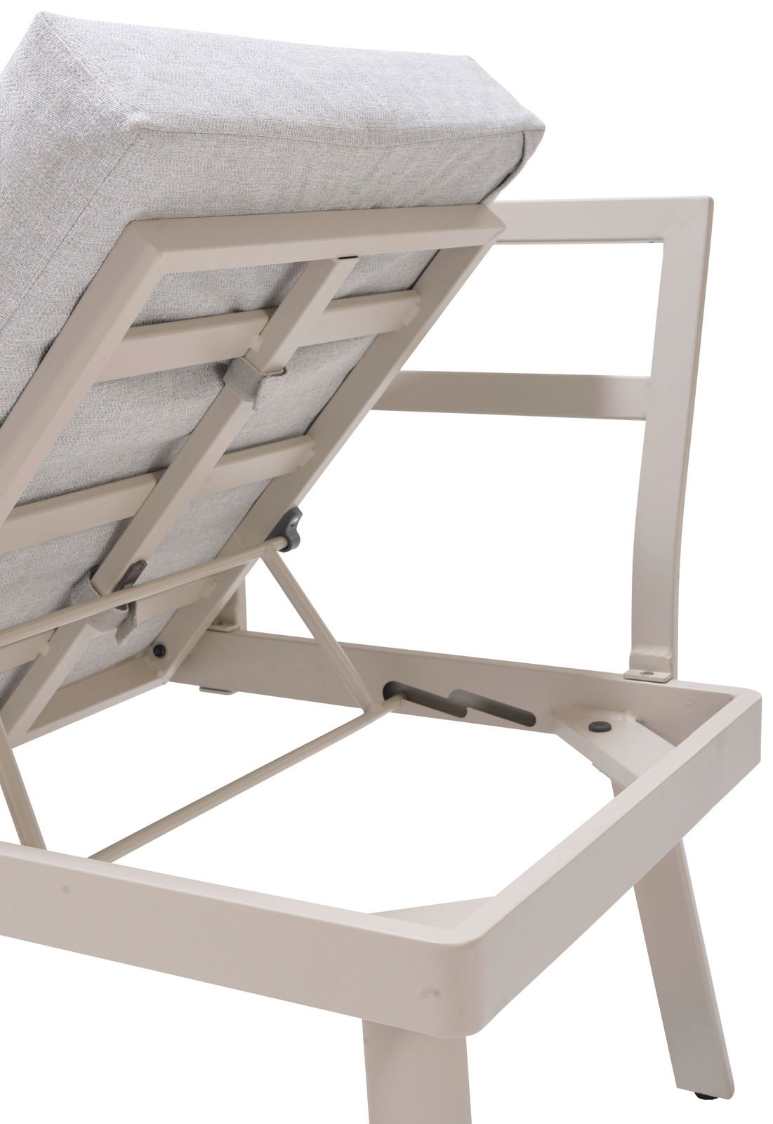 Rückansicht eines Lounge-Stuhls mit beigem Metallrahmen und grauem Kissen