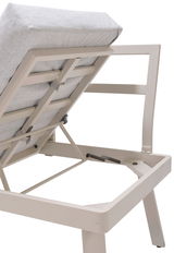 Rückansicht eines Lounge-Stuhls mit beigem Metallrahmen und grauem Kissen