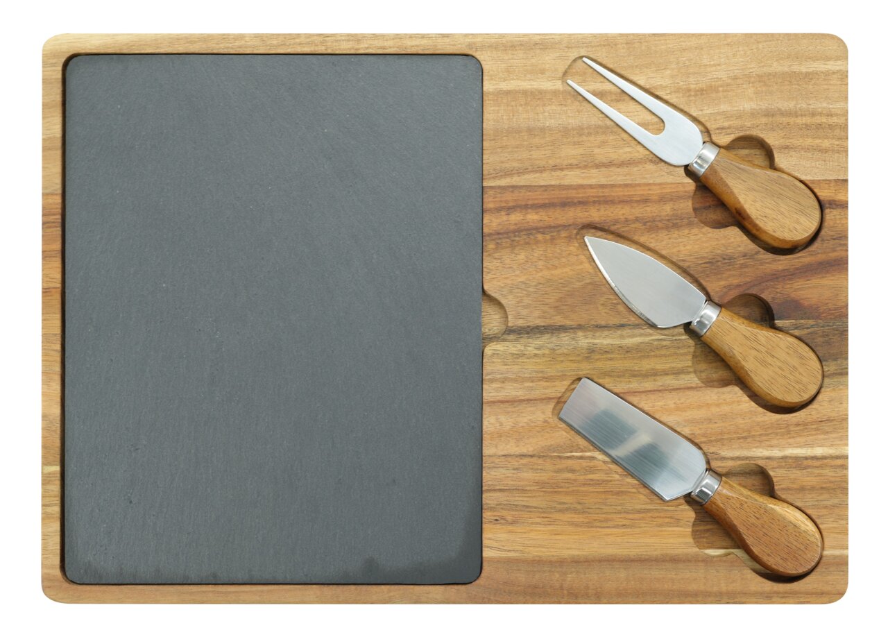 Homeware Käsemesserset Käsemesserset mit drei Messern und einer Schieferplatte auf einem Holzbrett, von oben betrachtet.