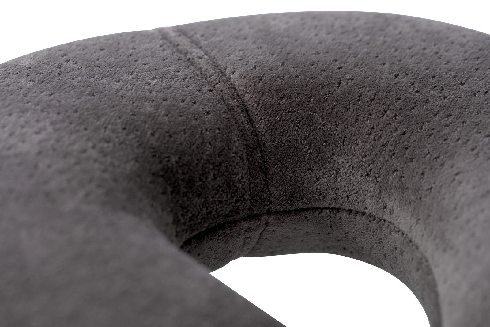 Nahaufnahme eines grauen Tempur Transitkissens mit weicher, texturierter Oberfläche.