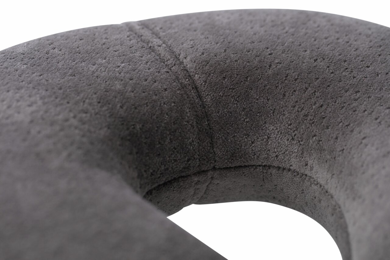 Nahaufnahme eines grauen Tempur Transitkissens mit weicher, texturierter Oberfläche.