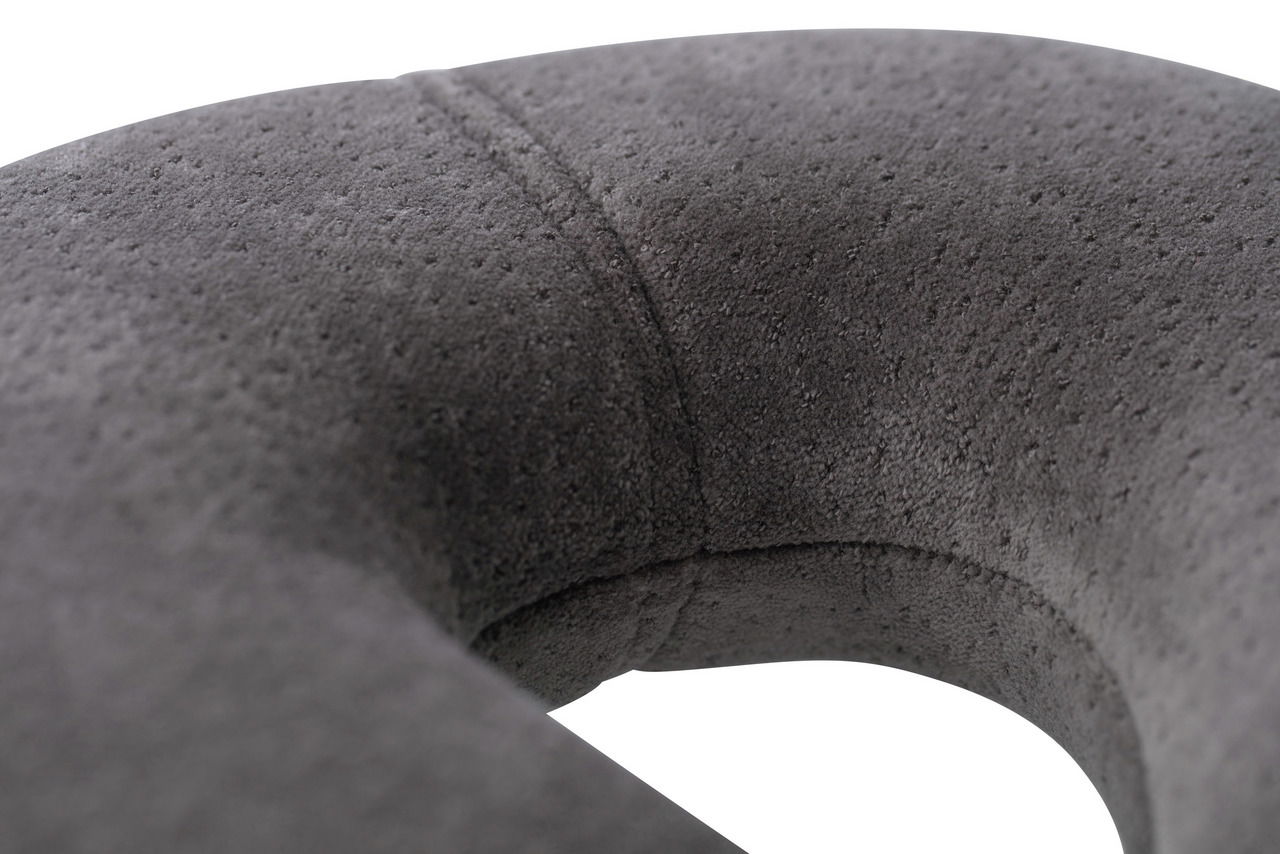 Nahaufnahme eines grauen Tempur Transitkissens mit weicher, texturierter Oberfläche.