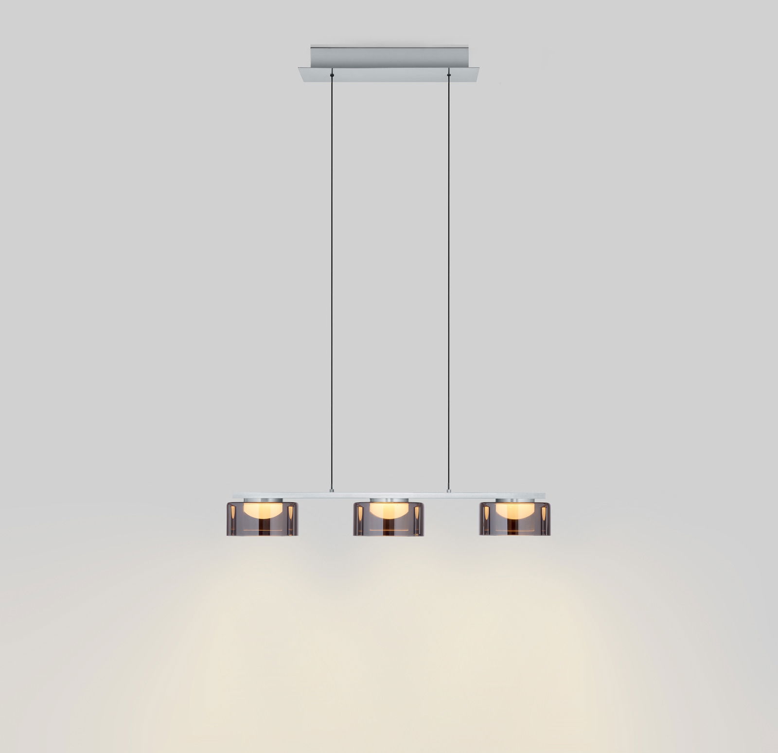 Moderne LED-Pendelleuchte DUNE mit drei Leuchtkörpern, hängend von der Decke, seitliche Perspektive.