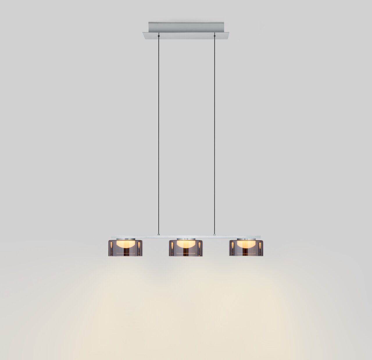 Hell LED-hanglamp DUNE Moderne LED-hanglamp DUNE met drie lampen, hangend aan het plafond, zijaanzicht.
