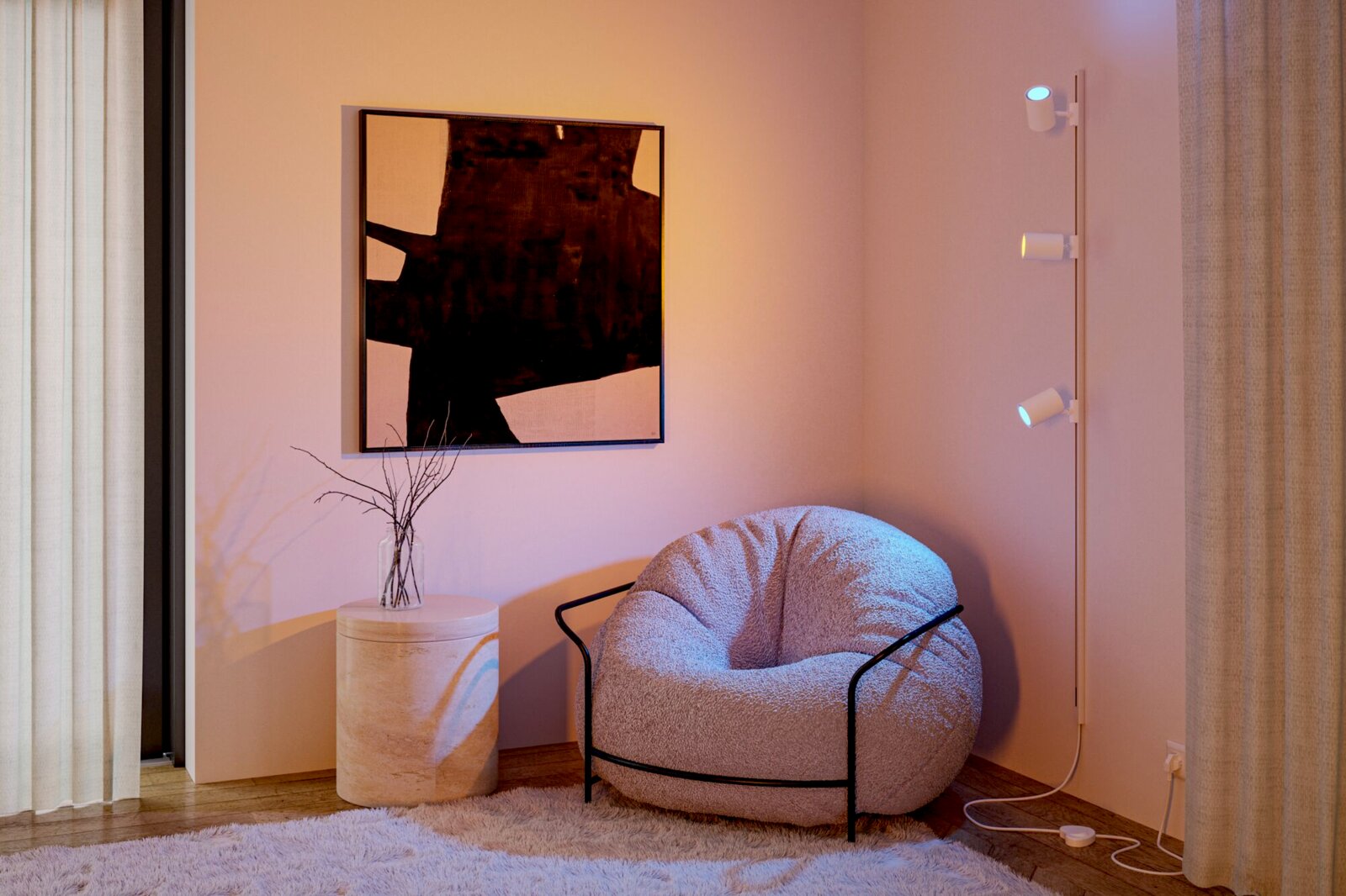 Gezellige zithoek met een moderne Luxe-railspot die aan de muur is bevestigd. De ruimte is ingericht in warme tinten, met een comfortabele fauteuil, een rond bijzettafeltje en een abstract kunstwerk aan de muur. Aanzicht van voren.