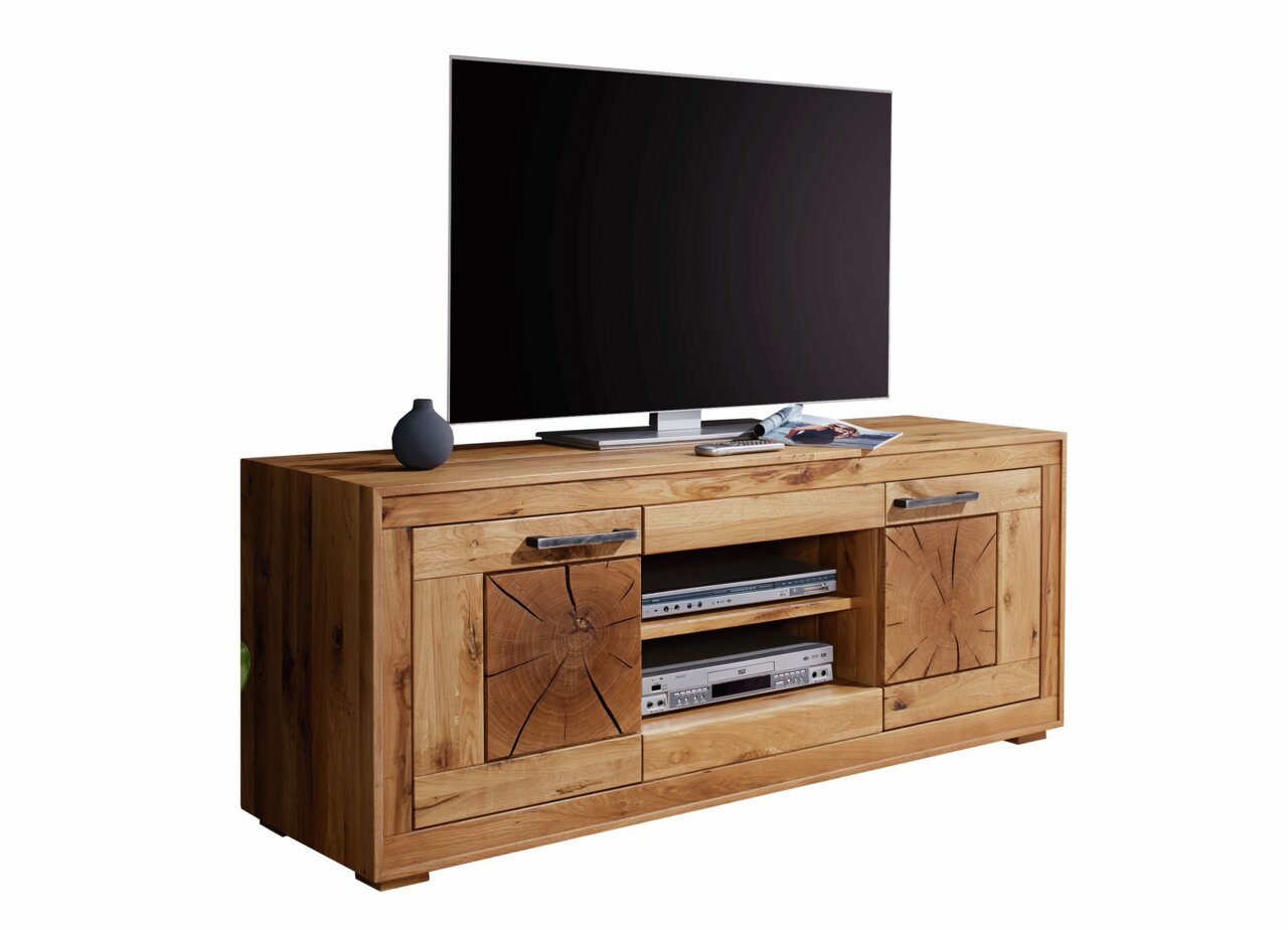 TV-Element aus Holz mit zwei Schranktüren und offenen Regalfächern, darauf ein Flachbildfernseher, von schräg vorne betrachtet.