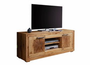 TV-Element aus Holz mit zwei Schranktüren und offenen Regalfächern, darauf ein Flachbildfernseher, von schräg vorne betrachtet.