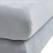 Nahaufnahme eines grauen Funktionssofas mit weicher Polsterung, seitliche Perspektive