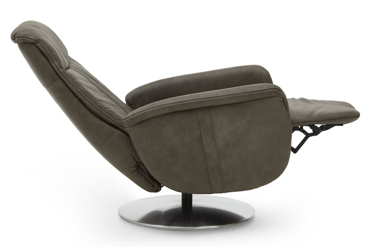 Zijaanzicht van een moderne relaxfauteuil met verstelbare rugleuning en voetsteun op een ronde metalen voet.