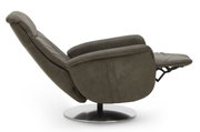 Zijaanzicht van een moderne relaxfauteuil met verstelbare rugleuning en voetsteun op een ronde metalen voet.