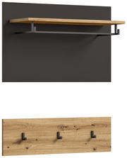 Garderobenpaneel mit einer oberen Ablage aus Holz und darunter liegender schwarzer Metallstange, darunter ein weiteres Paneel mit drei schwarzen Haken, seitliche Perspektive.