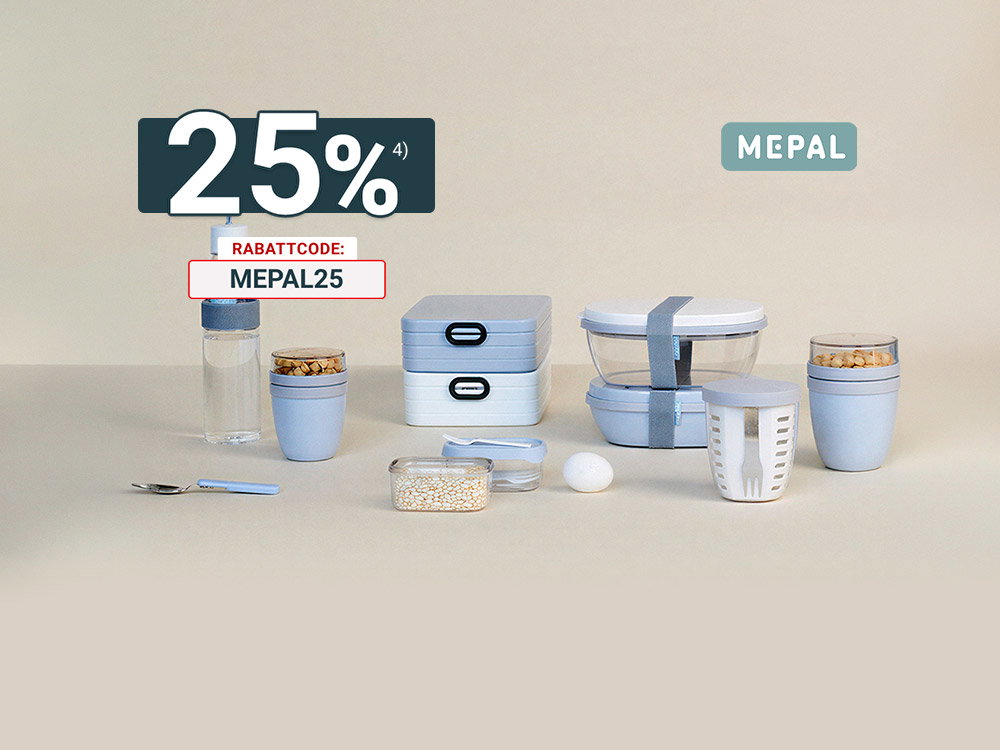 Mepal Lunchset mit Trinkflasche, Brotdosen, Snackbechern und Zubehör in Hellblau auf hellem Hintergrund.