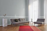 Grauer Funktionssessel und Schlafsessel SPLITBACK in einem modernen Wohnzimmer mit Holzfußboden, von vorne betrachtet.