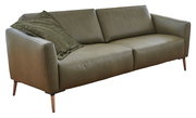 Modernes dreisitziges Sofa in olivgrünem Leder mit einem Kissen, seitliche Perspektive