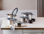 Topfset Simplify 5-tlg. aus Edelstahl, bestehend aus mehreren Töpfen mit Glasdeckeln, auf einer Küchenarbeitsplatte von schräg oben fotografiert.