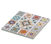 Bunte Untersetzer im Mosaikstil mit verschiedenen geometrischen Mustern, aus einer leicht schrägen Perspektive fotografiert.