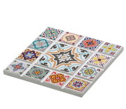 Bunte Untersetzer im Mosaikstil mit verschiedenen geometrischen Mustern, aus einer leicht schrägen Perspektive fotografiert.