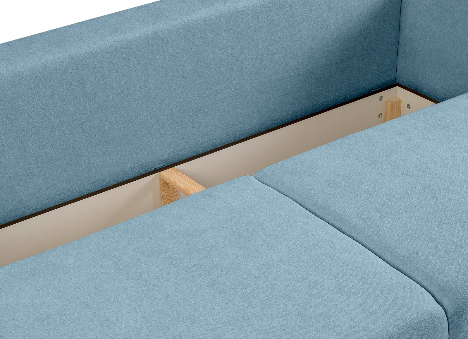 Detailansicht von oben auf ein hellblaues Polstersofa mit herausgenommenen Sitzkissen, sichtbar ist der Innenrahmen mit Holzstreben und Befestigungsschrauben