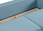 Detailansicht von oben auf ein hellblaues Polstersofa mit herausgenommenen Sitzkissen, sichtbar ist der Innenrahmen mit Holzstreben und Befestigungsschrauben