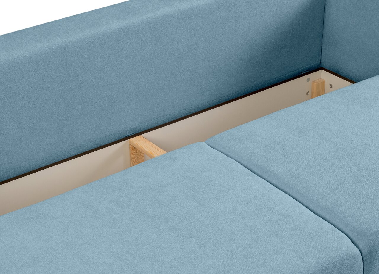Detailansicht von oben auf ein hellblaues Polstersofa mit herausgenommenen Sitzkissen, sichtbar ist der Innenrahmen mit Holzstreben und Befestigungsschrauben