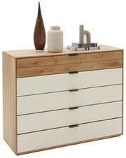 Modernes Sideboard mit Holz- und weißen Schubladen, dekoriert mit Vasen und Büchern, seitliche Perspektive