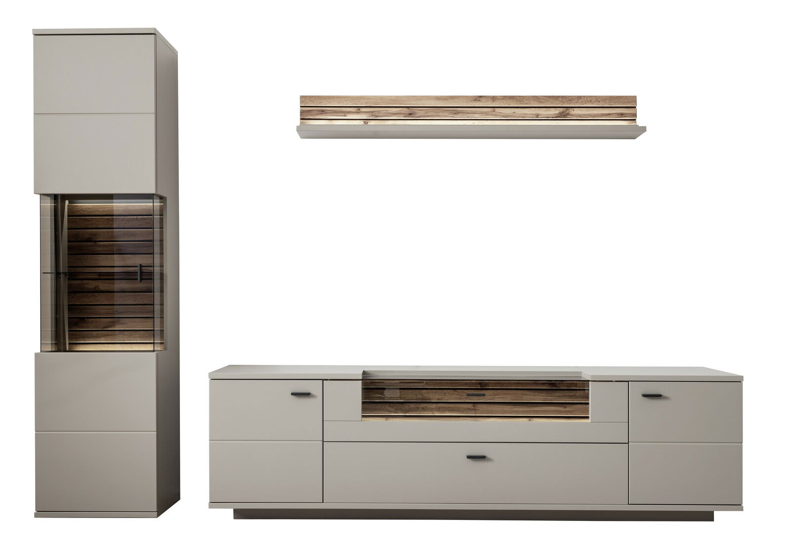 Moderne Wandkombination in neutralen Farben mit Holzdetails, bestehend aus einem hohen Schrank mit Glastür, einem niedrigen Sideboard und einem Wandregal. Frontalansicht.