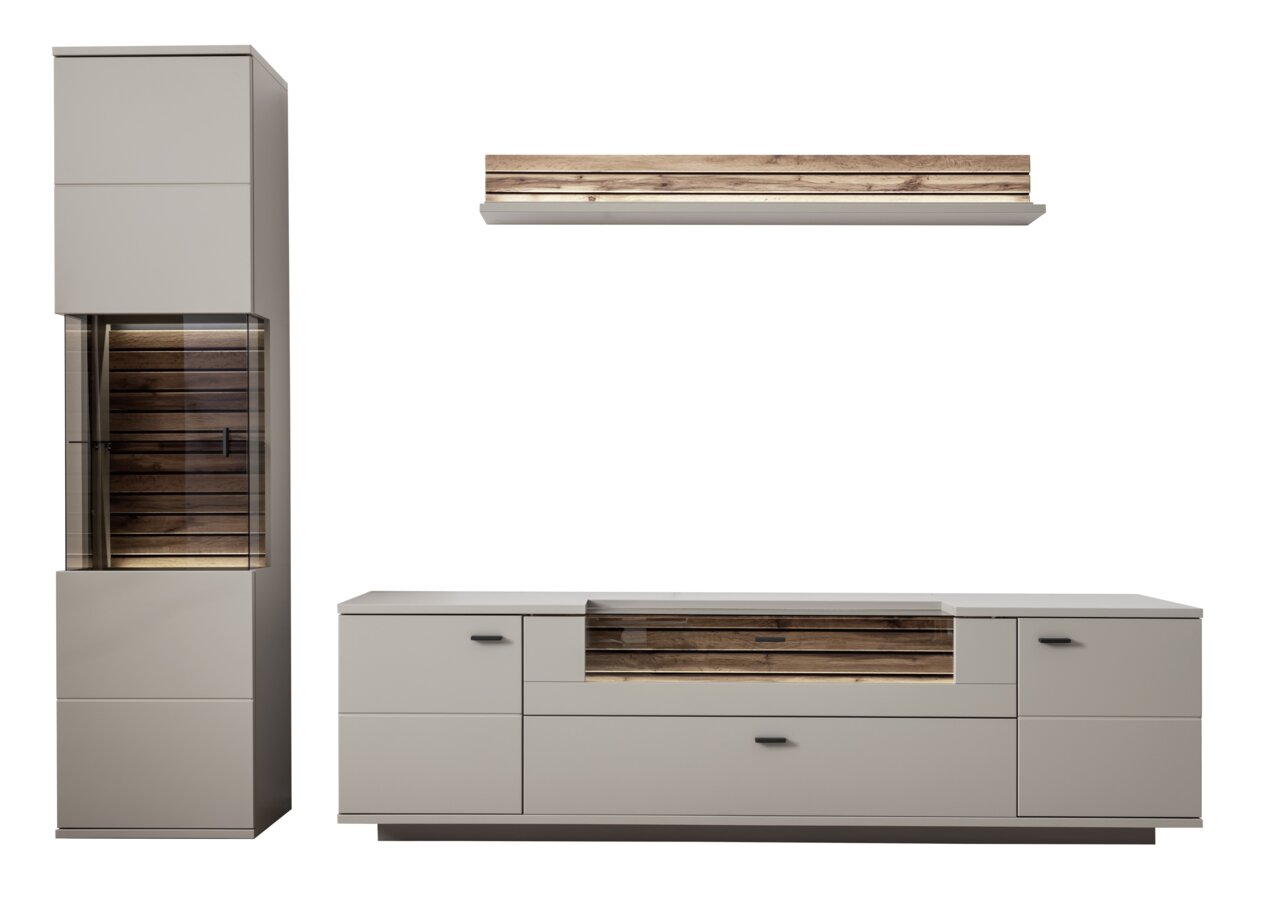 Moderne Wandkombination in neutralen Farben mit Holzdetails, bestehend aus einem hohen Schrank mit Glastür, einem niedrigen Sideboard und einem Wandregal. Frontalansicht.