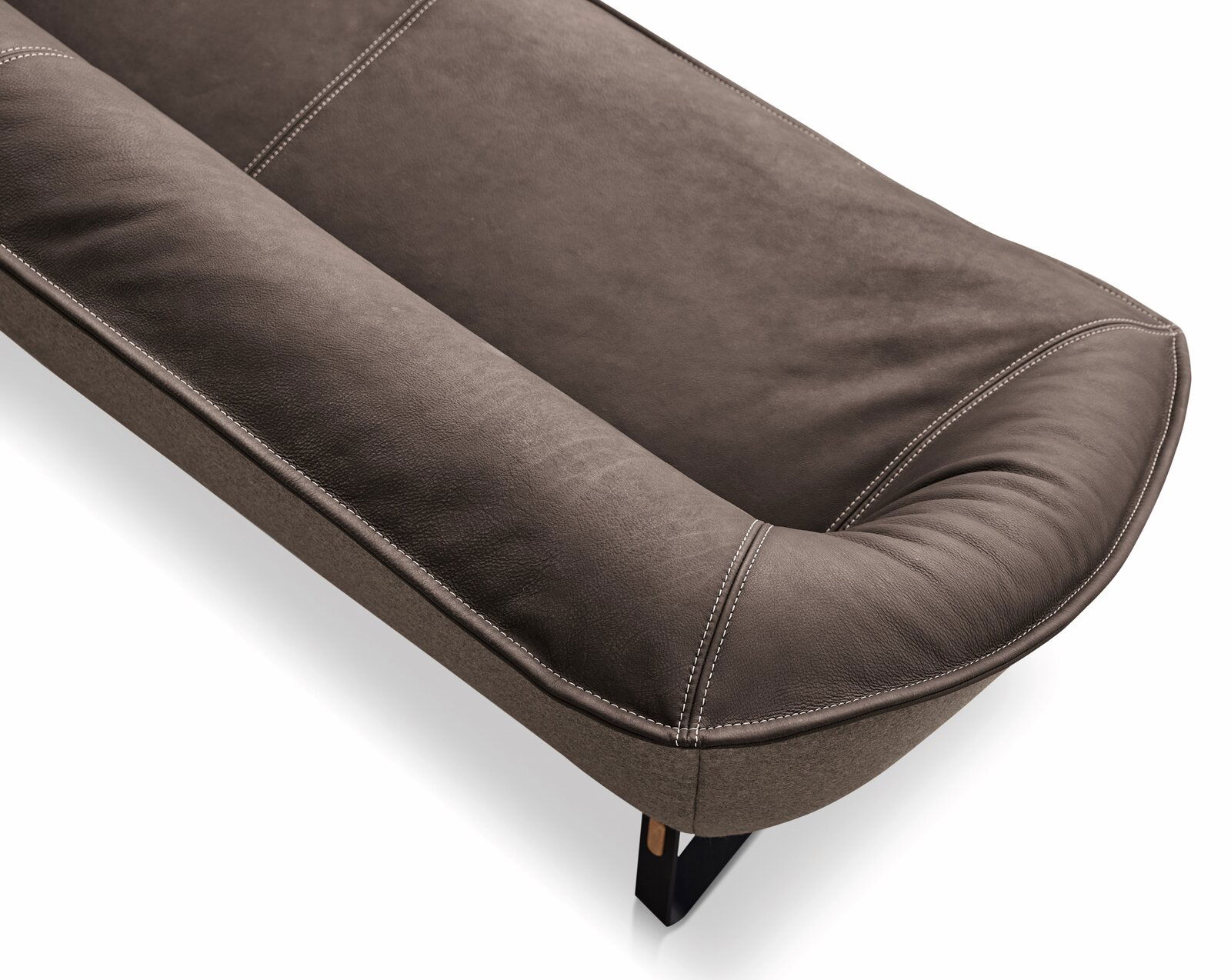 Nahaufnahme einer braunen Ledereckbank Koinor SOFTY mit sichtbaren Nähten und schwarzem Bein, Perspektive von oben.