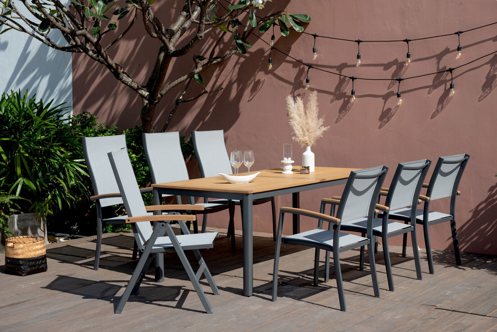 Moderner Gartentisch mit sechs Stühlen auf einer Terrasse, seitliche Perspektive
