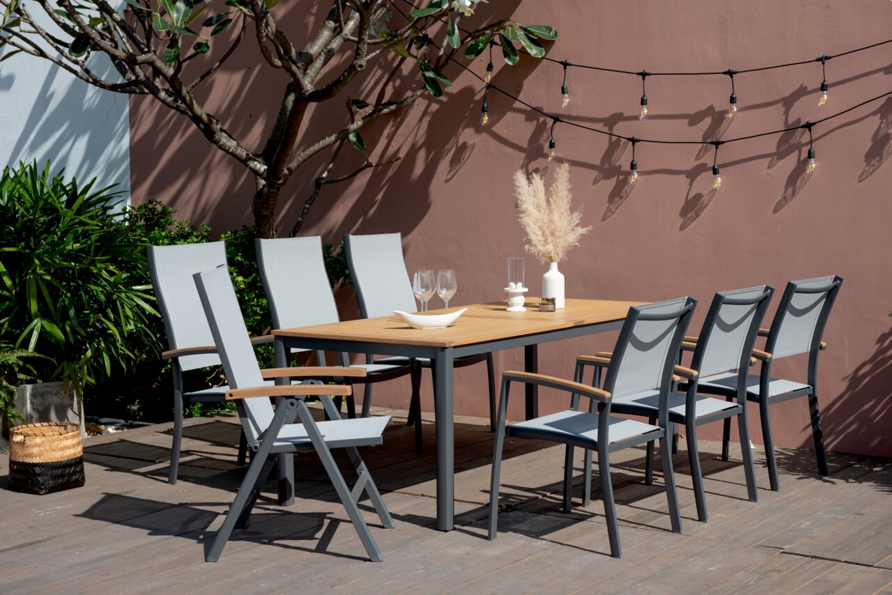 Moderner Gartentisch mit sechs Stühlen auf einer Terrasse, seitliche Perspektive