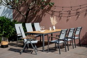 Moderner Gartentisch mit sechs Stühlen auf einer Terrasse, seitliche Perspektive