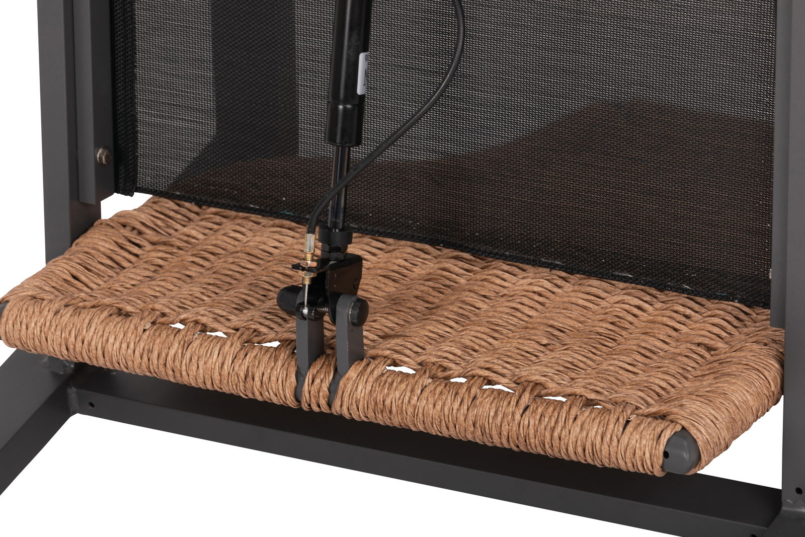 Detailansicht eines Loungesessels mit geflochtener Sitzfläche und Metallrahmen.