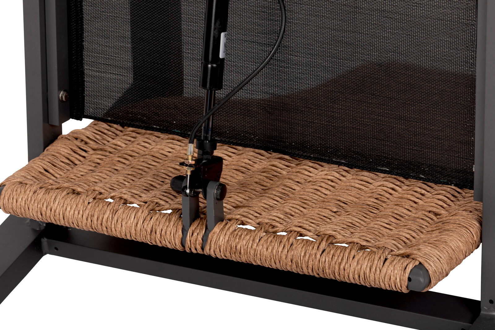 Detailansicht eines Loungesessels mit geflochtener Sitzfläche und Metallrahmen.