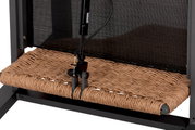 Detailansicht eines Loungesessels mit geflochtener Sitzfläche und Metallrahmen.