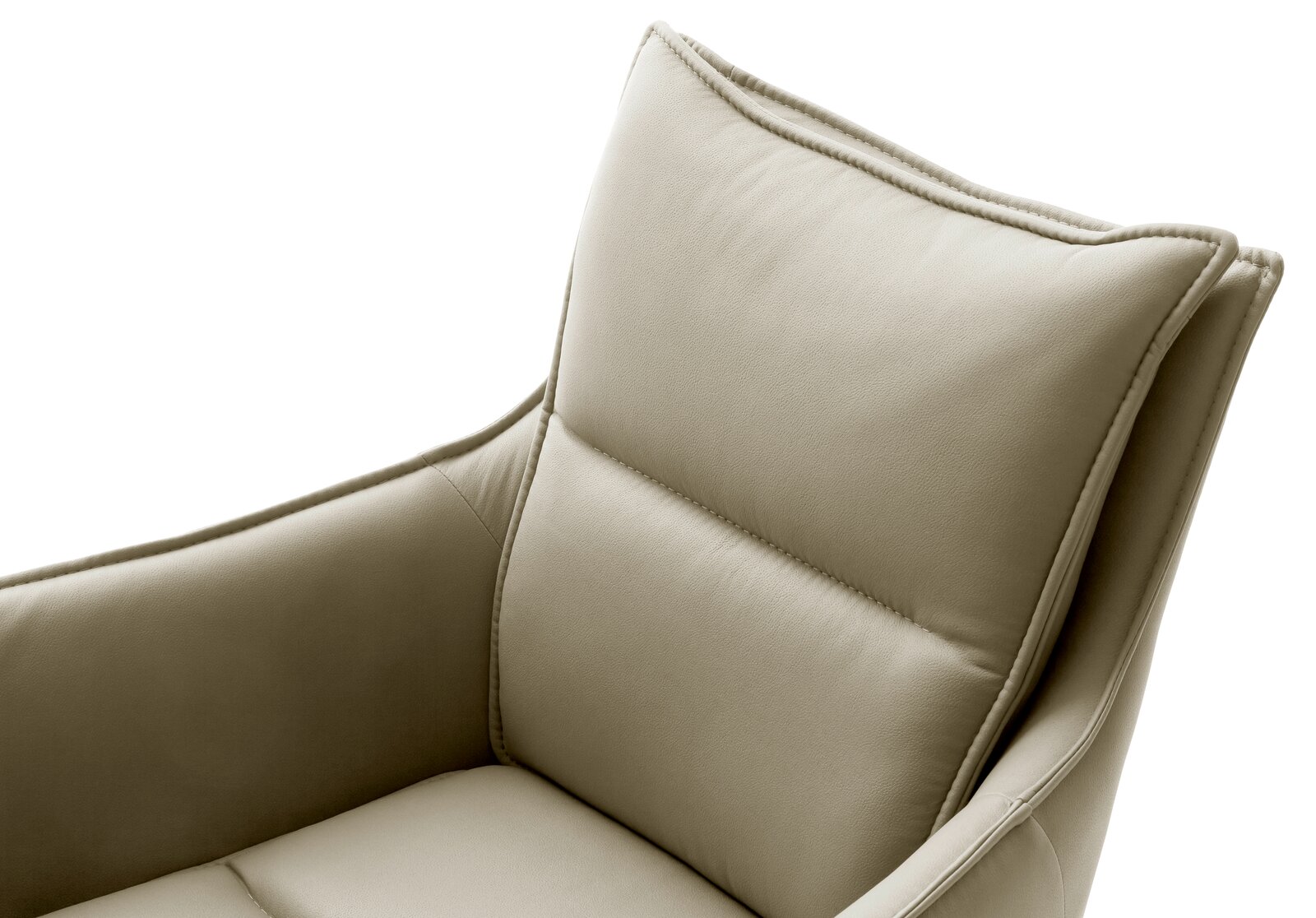Nahaufnahme eines beigen Sessels aus Leder, Ansicht von oben mit Fokus auf die Rückenlehne und Armlehnen.