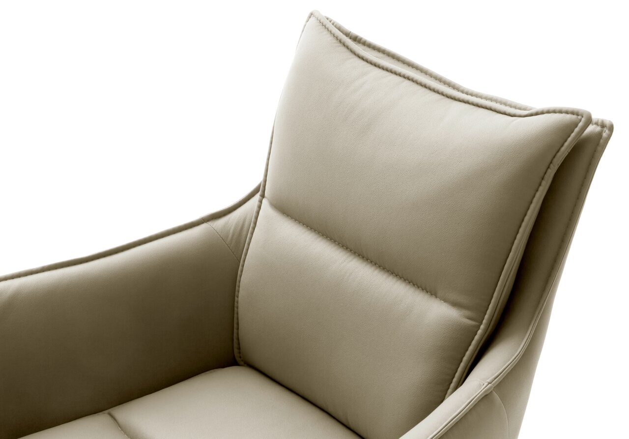 Nahaufnahme eines beigen Sessels aus Leder, Ansicht von oben mit Fokus auf die Rückenlehne und Armlehnen.