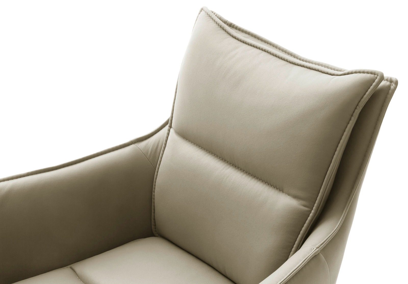Nahaufnahme eines beigen Sessels aus Leder, Ansicht von oben mit Fokus auf die Rückenlehne und Armlehnen.