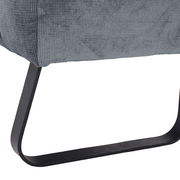 Nahaufnahme einer 2er-Sitzbank mit grauem Stoffbezug und schwarzem Metallgestell, seitliche Perspektive