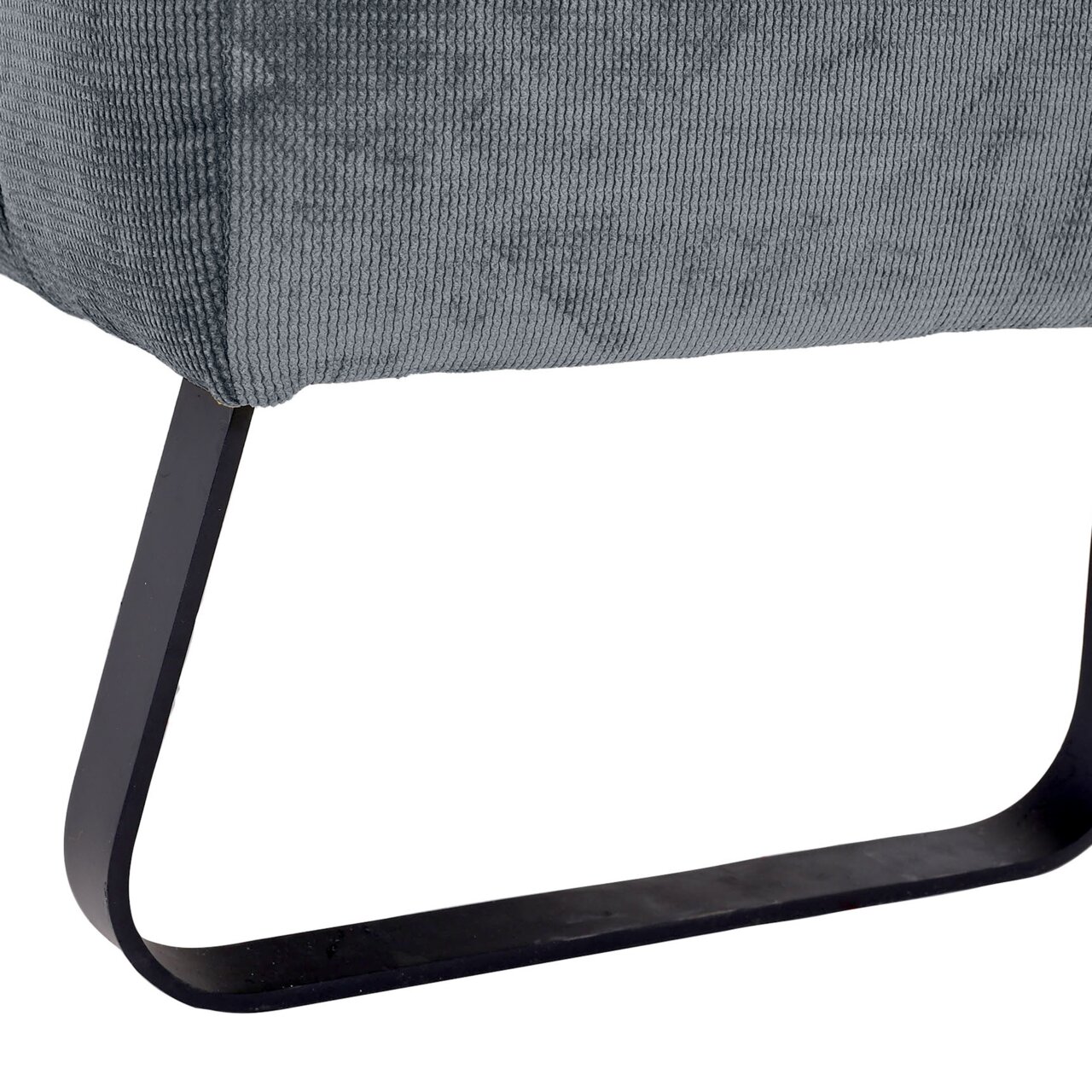 Nahaufnahme einer 2er-Sitzbank mit grauem Stoffbezug und schwarzem Metallgestell, seitliche Perspektive