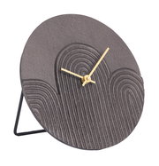 Moderne Tischuhr mit strukturiertem, grauem Zifferblatt und goldenen Zeigern, seitliche Perspektive