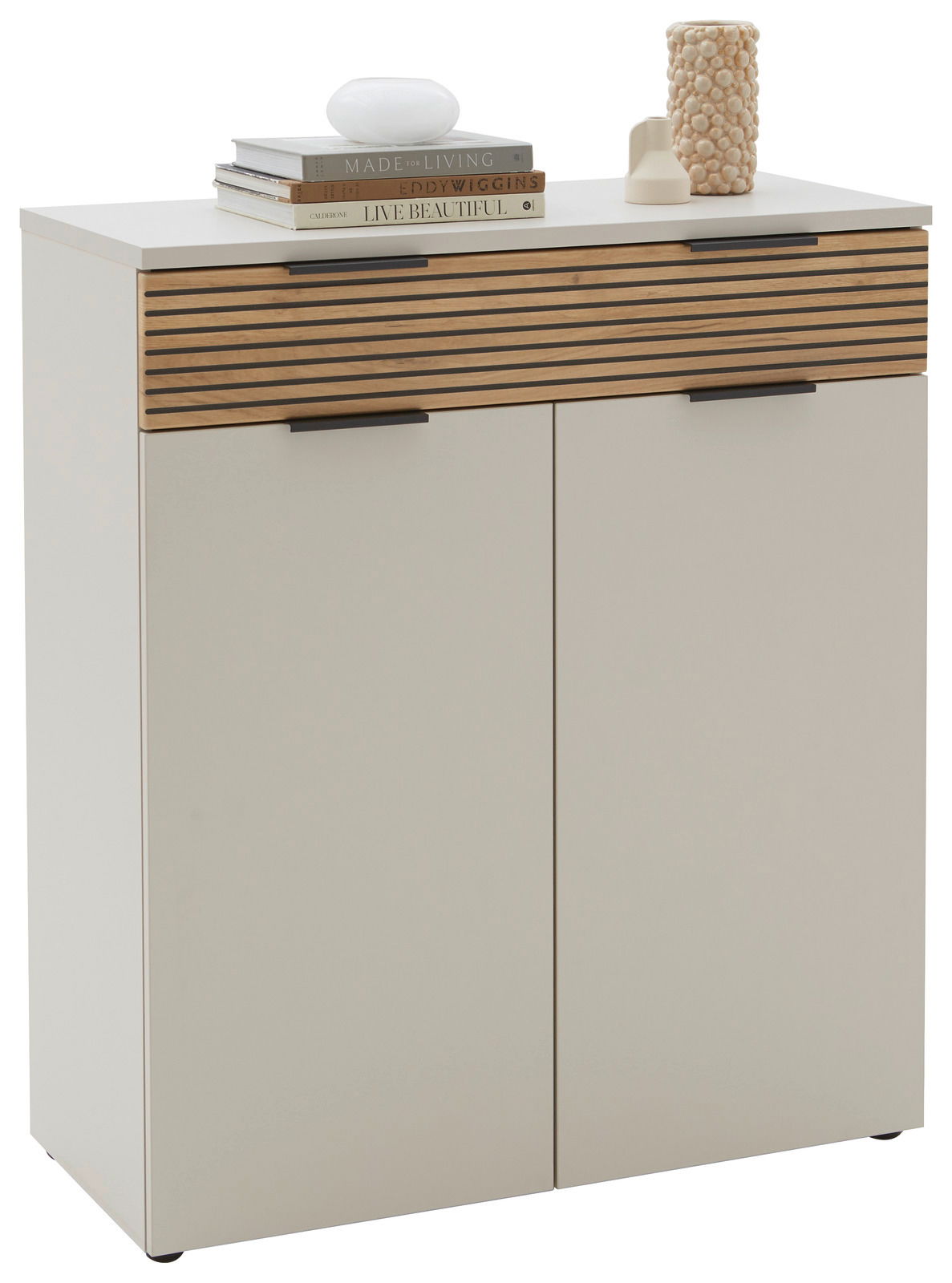 Moderner Schuhschrank in hellem Holzdesign mit zwei Türen und einer Schublade, dekoriert mit Büchern und Vasen, aus der Frontalperspektive.