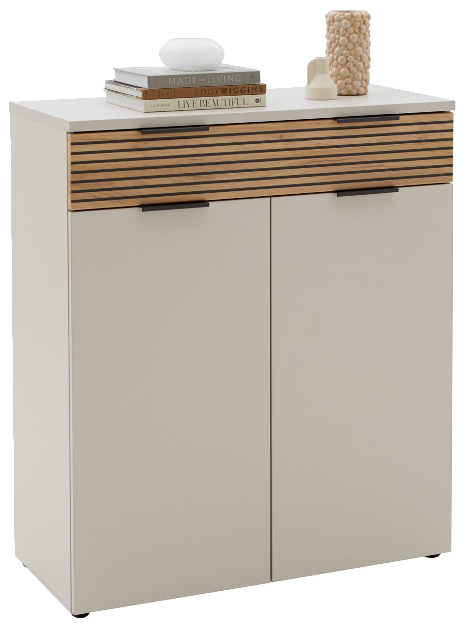 Moderner Schuhschrank in hellem Holzdesign mit zwei Türen und einer Schublade, dekoriert mit Büchern und Vasen, aus der Frontalperspektive.