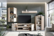 Modernes Wohnzimmerset mit TV-Lowboard, zwei Schränken und Wandregal in Weiß und Holzoptik, frontale Perspektive auf die TV-Wand