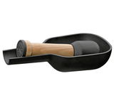 Gewürzmörser mit Stößel aus Gusseisen und Holz, seitliche Perspektive